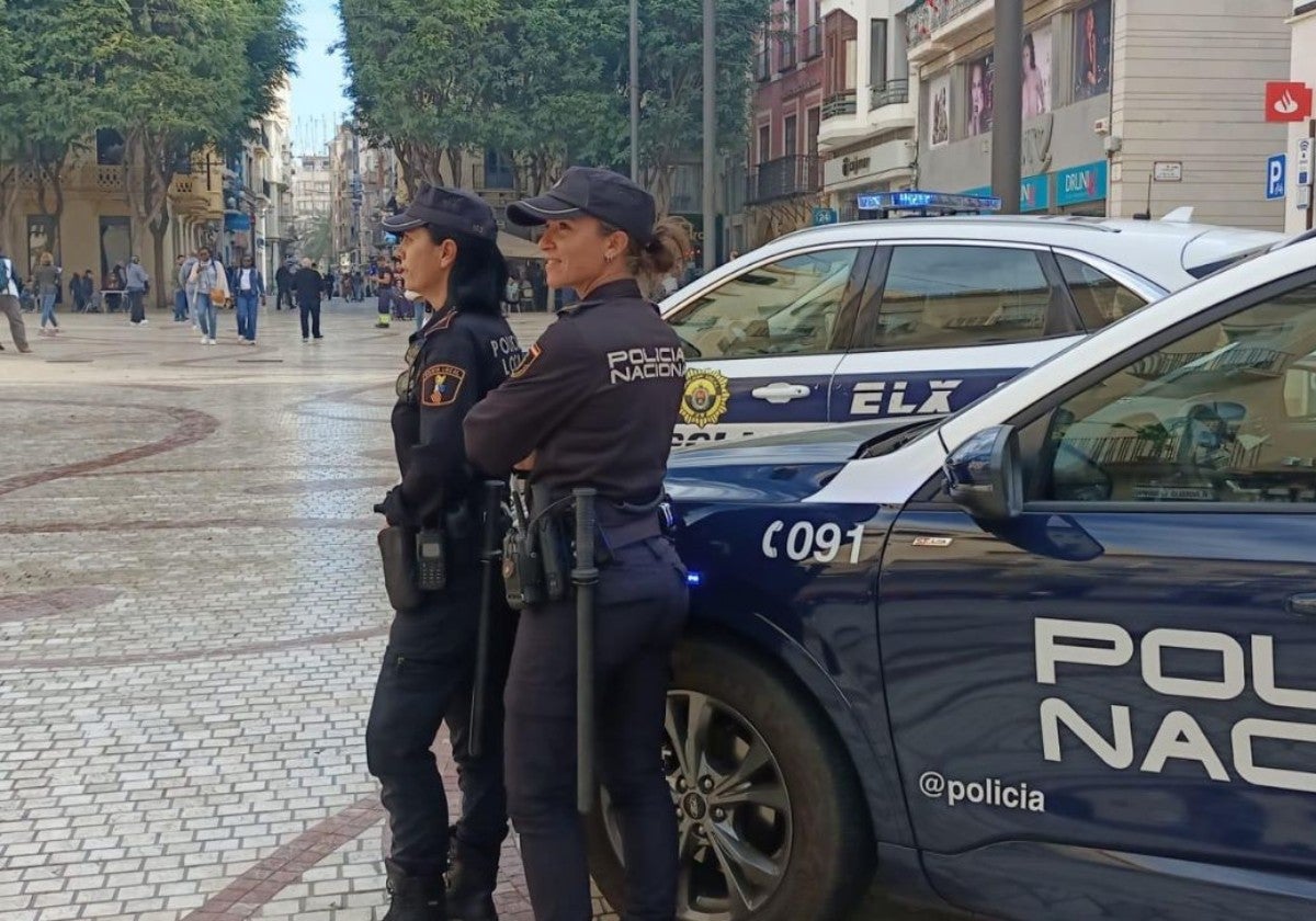 Imagen de archivo de patrullas de la Policía Nacional y Local de Elche.