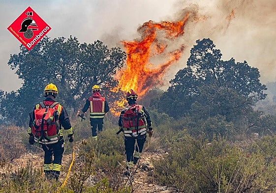 Bomberos camino de combatir el fuego en Ibi.