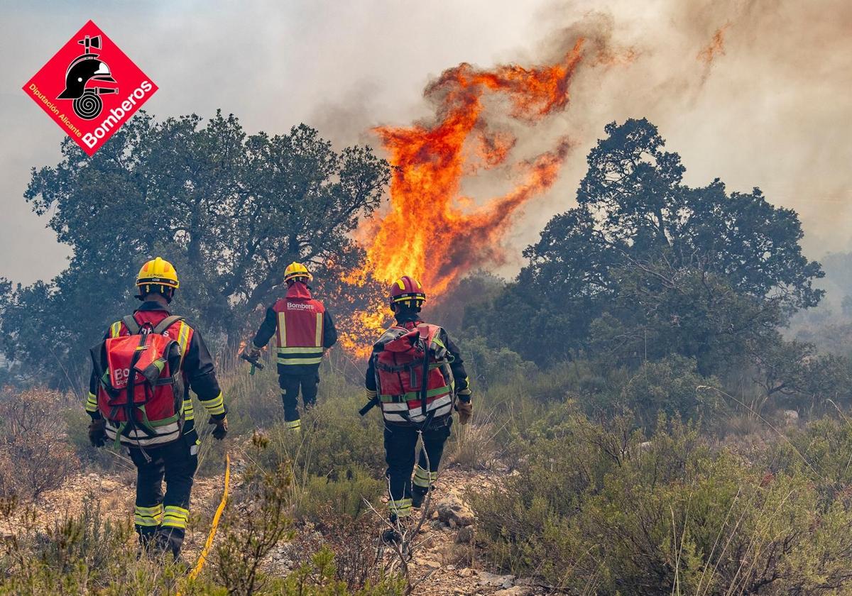 Bomberos camino de combatir el fuego en Ibi.