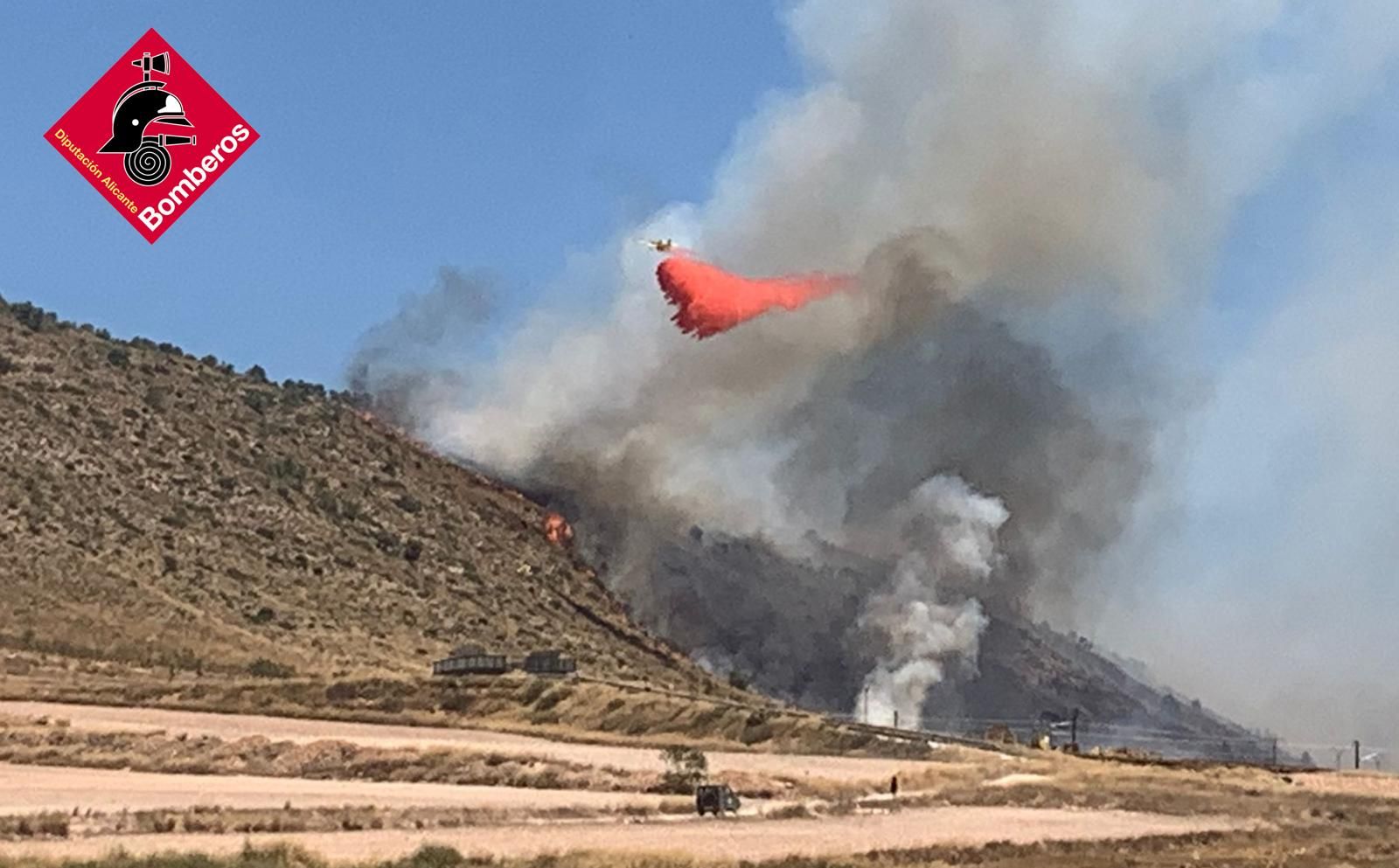 Imagen principal - Perimetran el incendio de Villena y comienzan a retirarse medios aéreos