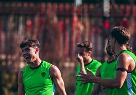 Los jugadores del Elche bromean durante un entrenamiento reciente.