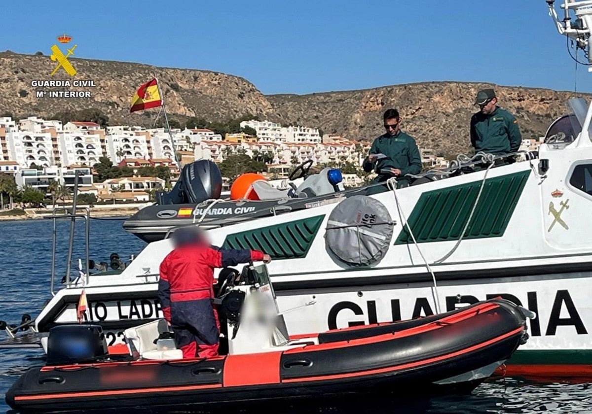 La Guardia Civil con una de las embarcaciones registradas.