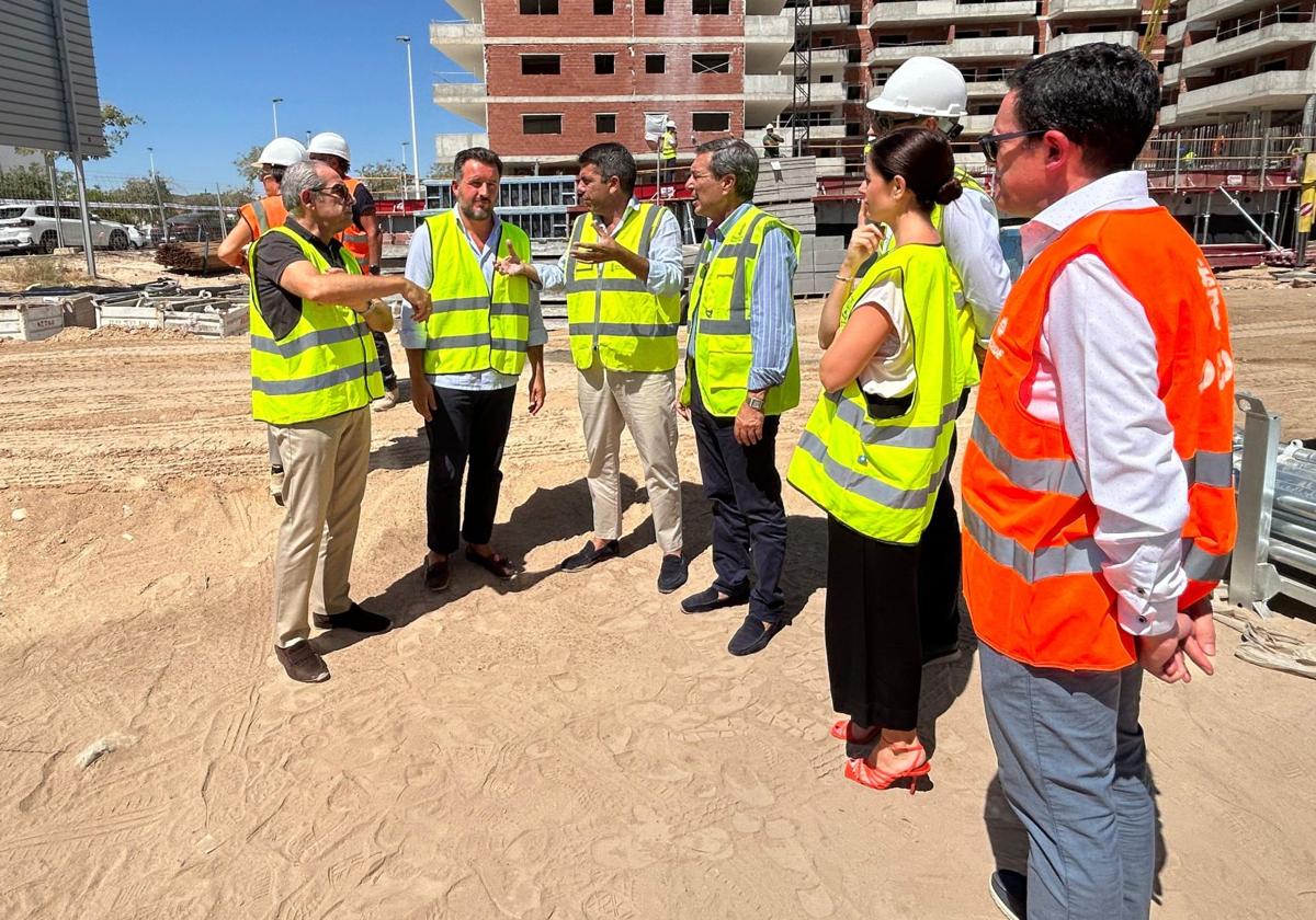 The Mayor of Elche, Pablo Ruz; the President of the Generalitat, Carlos Mazón; and the Health Minister, Marciano Gómez, in Elche this Monday.