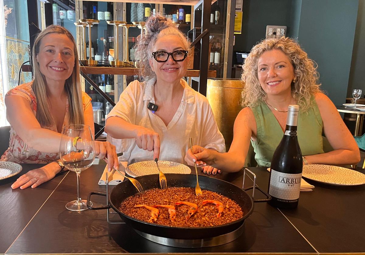The Councillor for Commerce, Lidia López; the President of ARA, Gabriela Córdoba; and the Director of Mercalicante, Dolores Mejía.