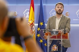 El portavoz adjunto de Sumar y diputado de Compromís, Albert Ibáñez, en una rueda de prensa en el Congreso.