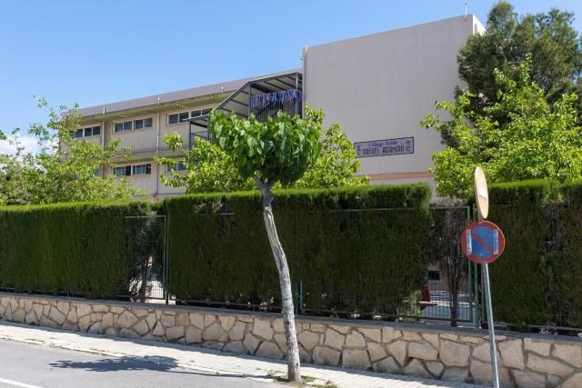 Facade of Rafael Altamira School in El Campello
