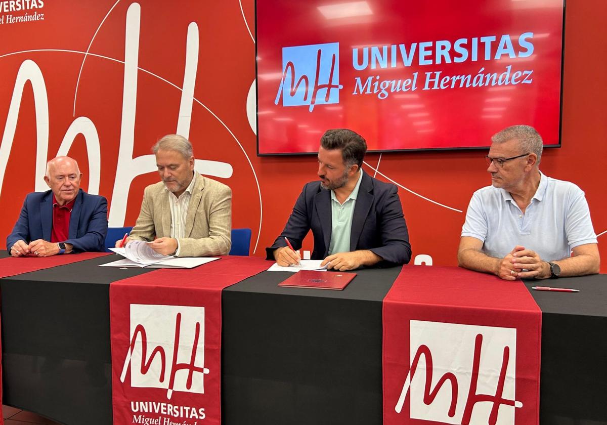 Moment of signing the collaboration agreement between the Elche City Council and UMH