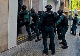 Agentes de la Guardia Civil irrumpen en uno de los 39 inmuebles registrados.