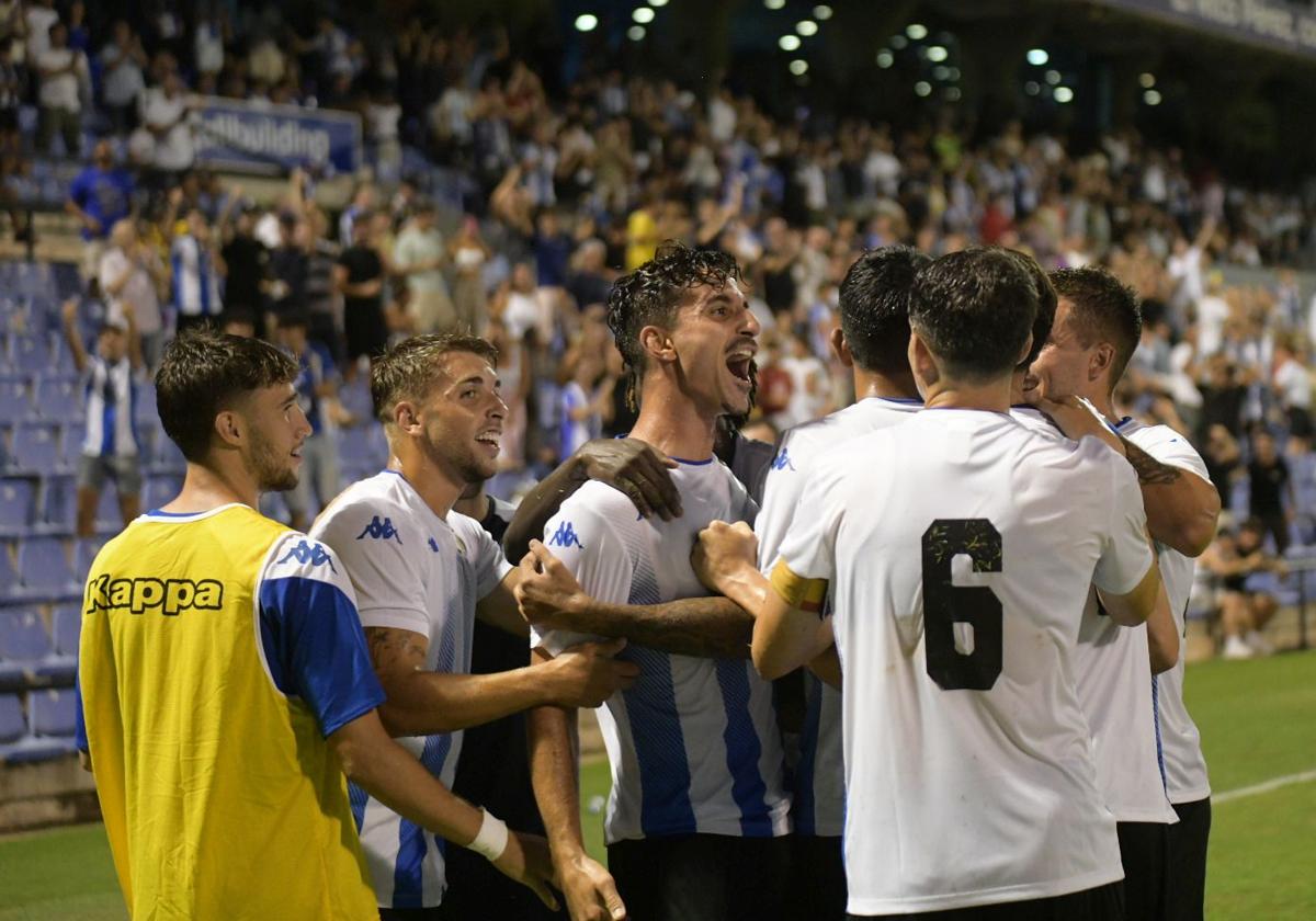 Los hérculanos celebran el primero de los dos goles anotados.