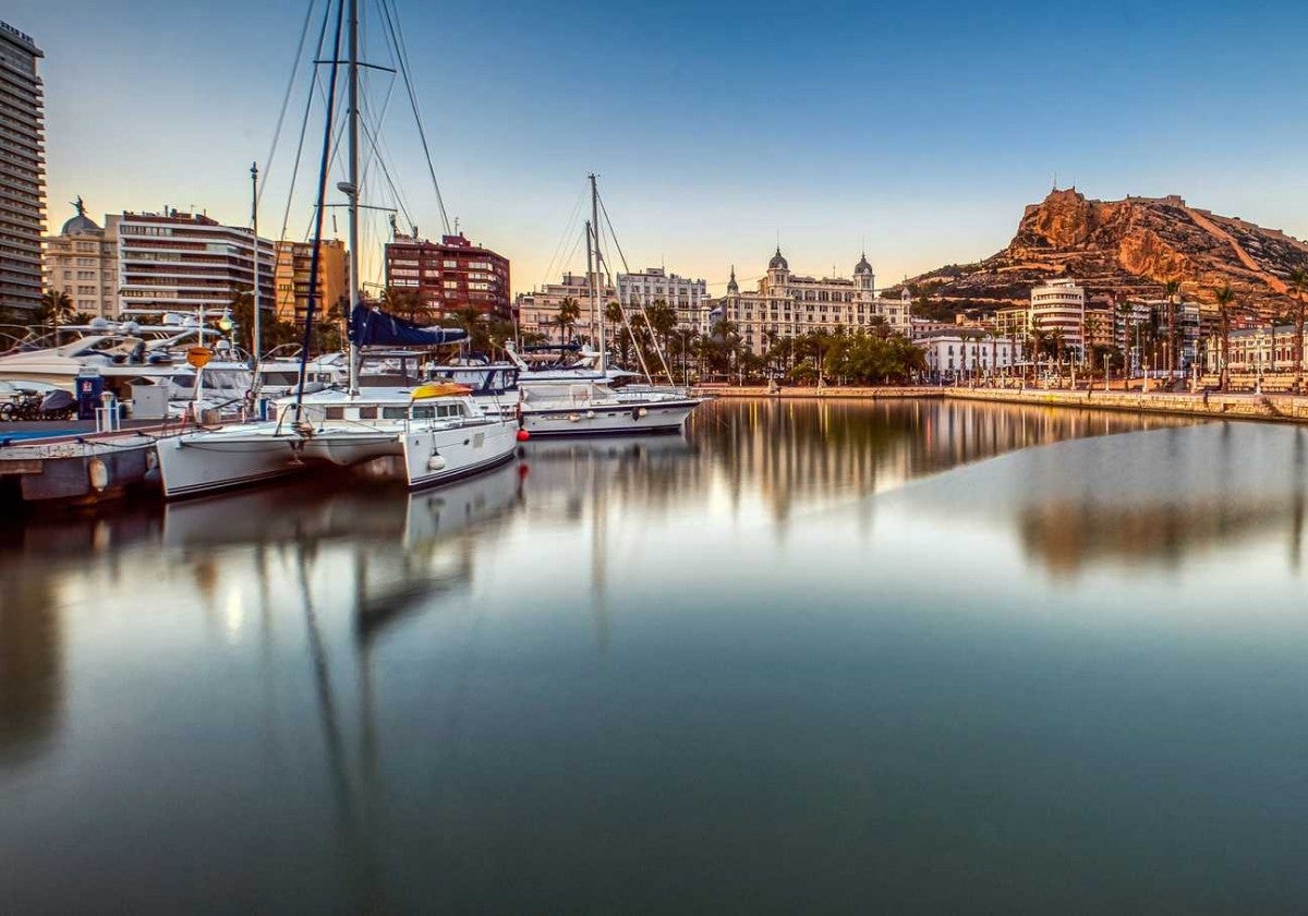 Vista de Alicante desde el puerto.