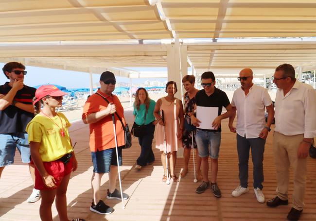 El alcalde de Benidorm con responsables de la ONCE y personas ciegas.