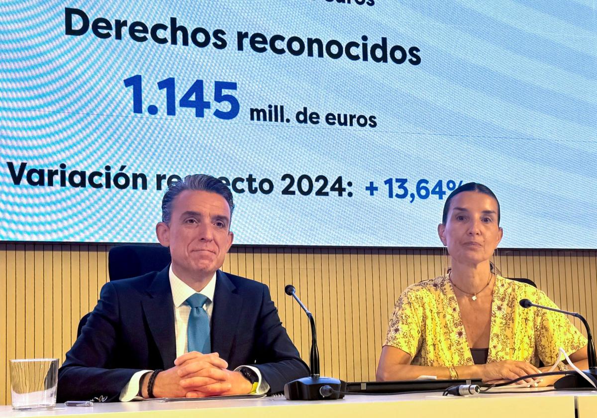 El director de la AVT, Ángel Zaera y la consellera de Hacienda y Economía, Ruth Merino, en la presentación de la recaudación.