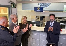 Robledillo (Vox) y Barcala (PP) en la inauguración de la oficina contra la ocupación ilegal.