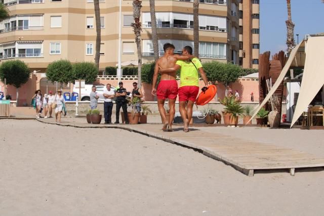 Simulacro en las playas de Alicante: diez minutos para actuar contra la picadura de un pez araña
