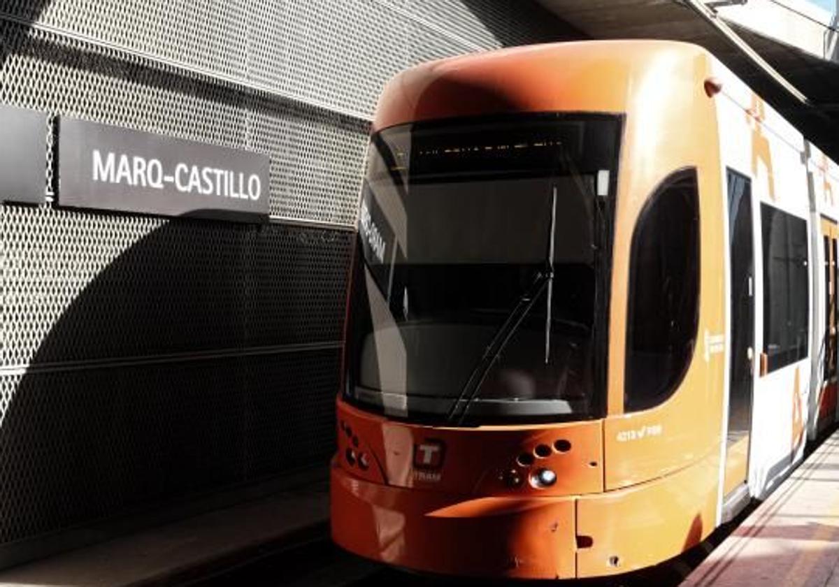 Tranvía de Alicante, a su paso por la estación Marq-Castillo.