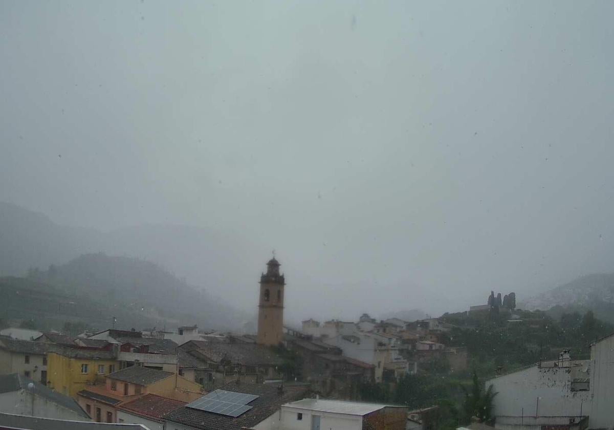 La lluvia cae en el municipio de L'Atzúbia.