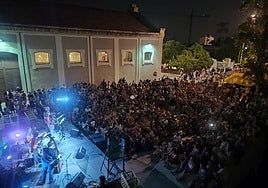 Asistentes al cine de verano en Las Cigarreras