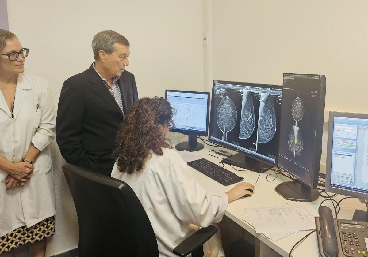 El conseller de Sanidad, Marciano Gómez, supervisa la implantación del nuevo sistema en un hospital de la Comunitat.