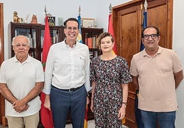 Rubén Alfaro, con la pregonera Satur Rueda, acompañados por el edil de Fiestas, David Guardiola, y el presidente de la Cofradía de los Santos Patronos, Ramón González.