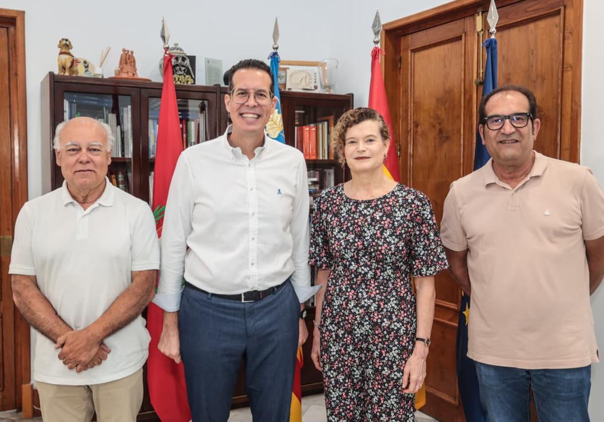 Rubén Alfaro, con la pregonera Satur Rueda, acompañados por el edil de Fiestas, David Guardiola, y el presidente de la Cofradía de los Santos Patronos, Ramón González.