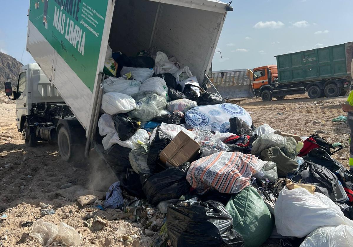 El Ayuntamiento destruye las dos toneladas de material falsificado intervenido desde Seman Santa.
