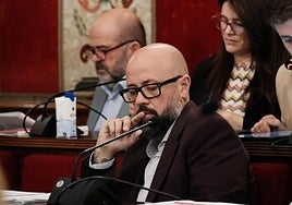 El concejal socialista Emilio Ruiz, durante un pleno.