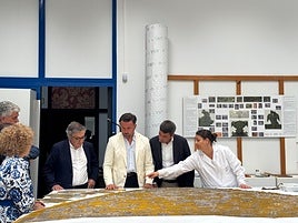 Pablo Ruz y Carlos Mazón observando la evolución del manto de la Virgen de la Asunción
