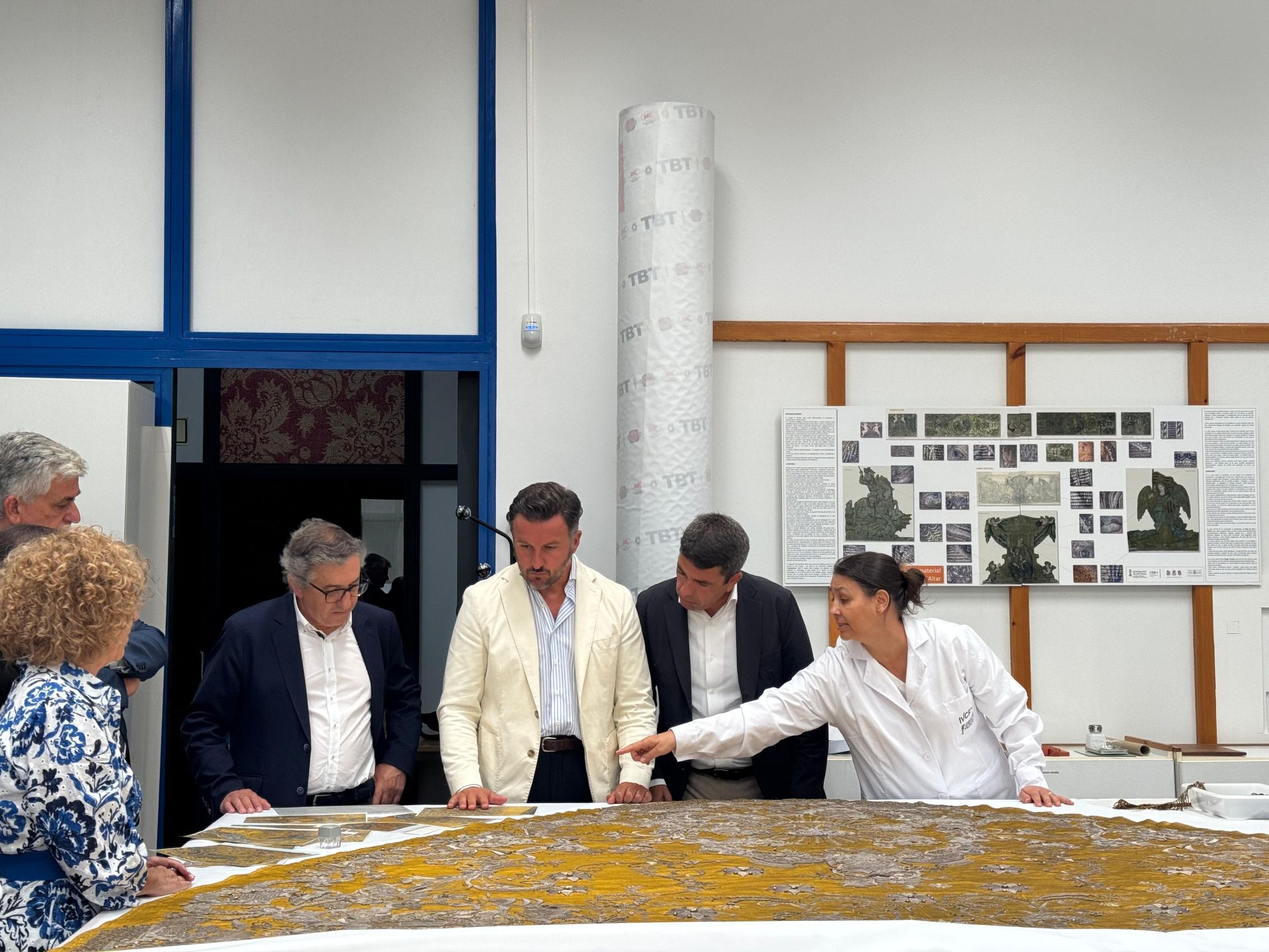 Pablo Ruz and Carlos Mazón observing the progress of the Virgin of the Assumption's mantle
