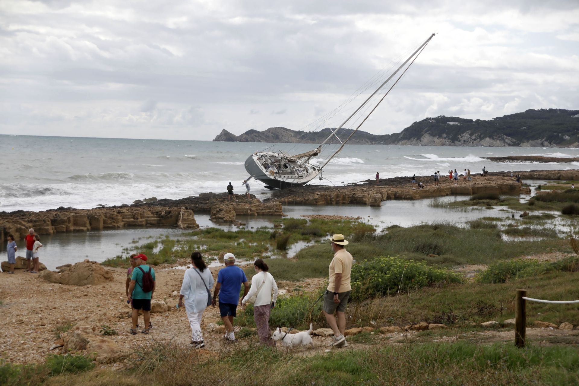 El barco encallado en Jávea se convierte en fenómeno viral