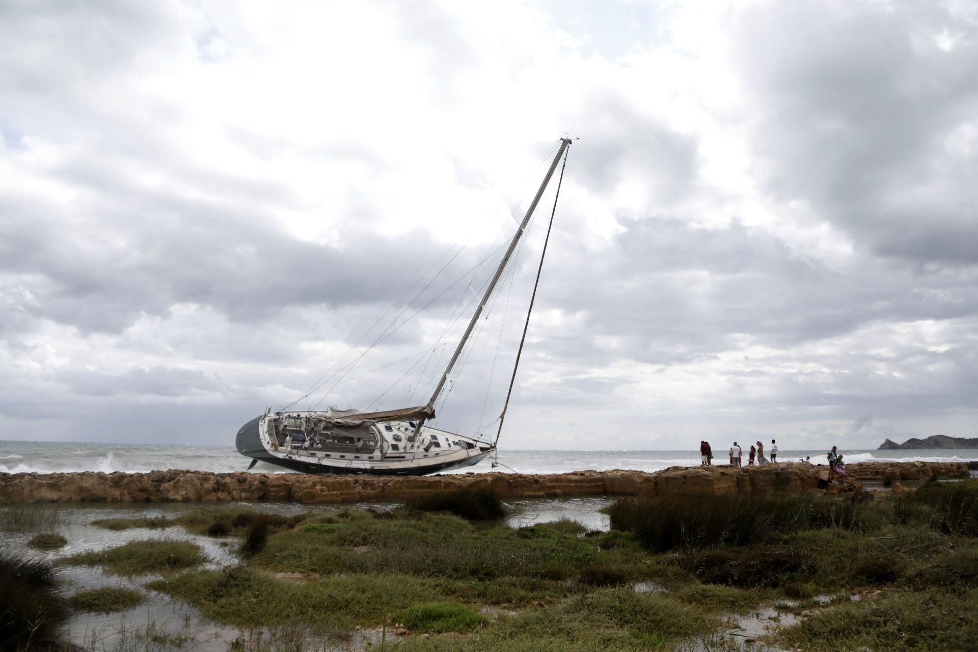 El barco encallado en Jávea se convierte en fenómeno viral