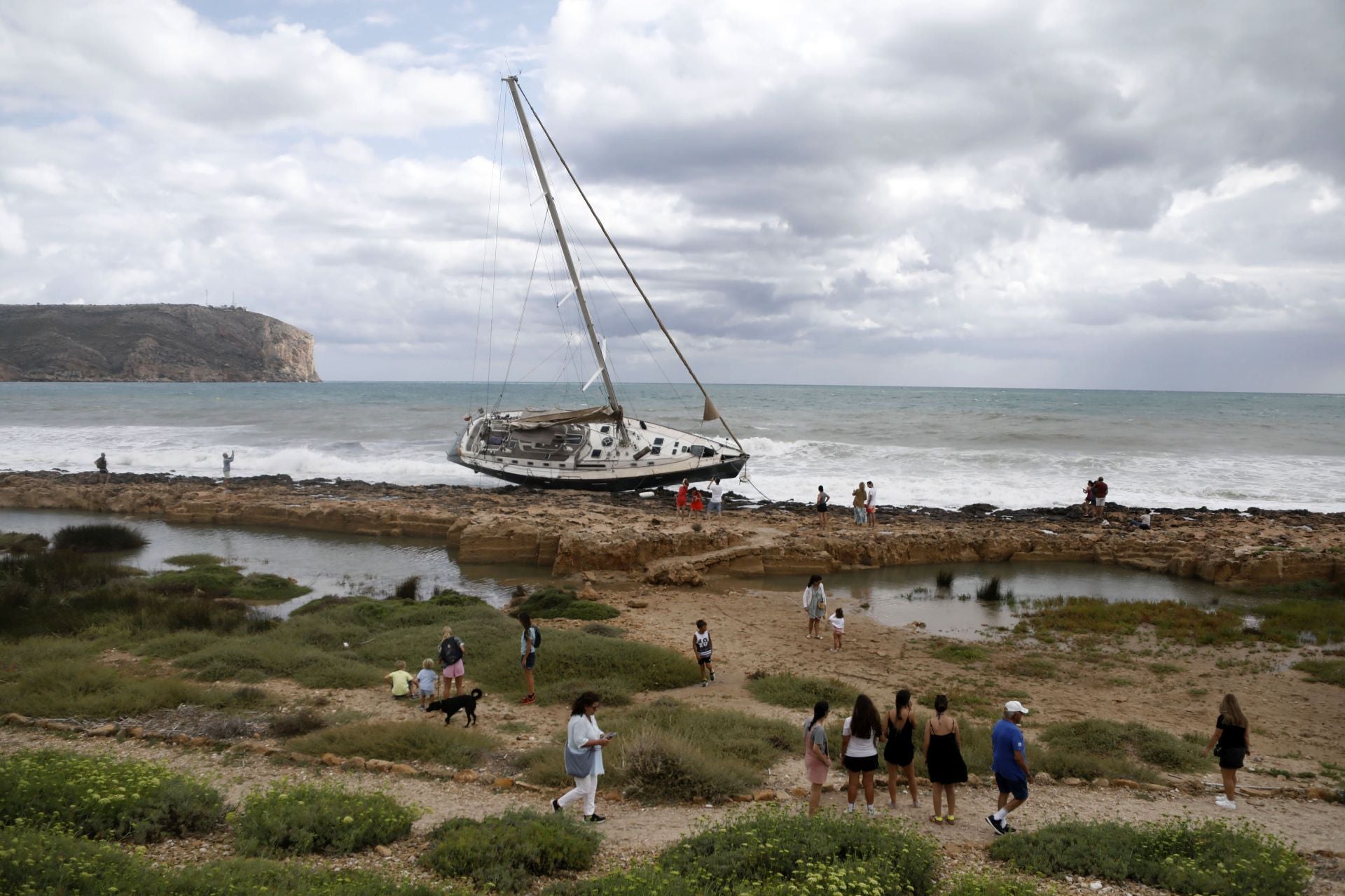 El barco encallado en Jávea se convierte en fenómeno viral