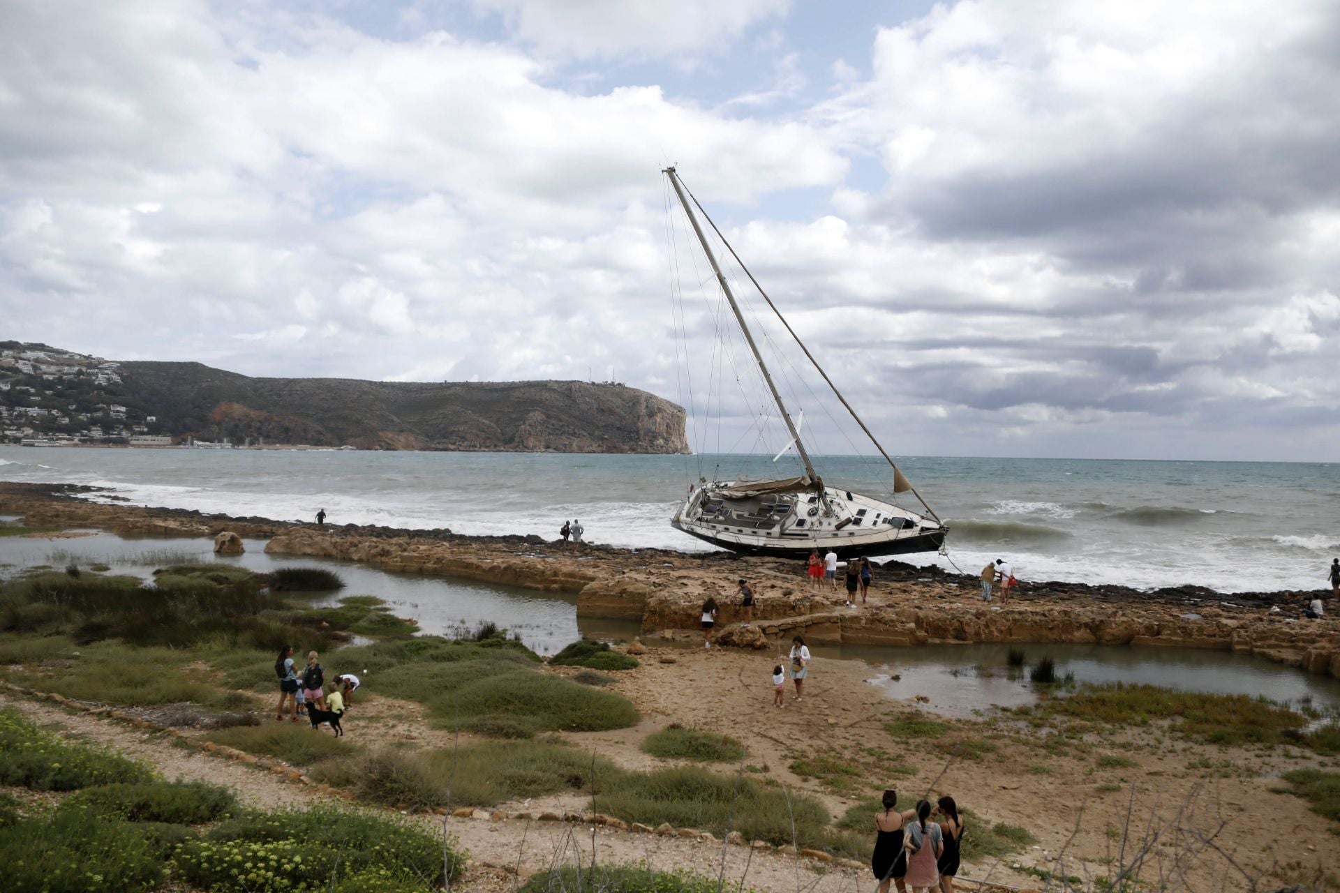 El barco encallado en Jávea se convierte en fenómeno viral