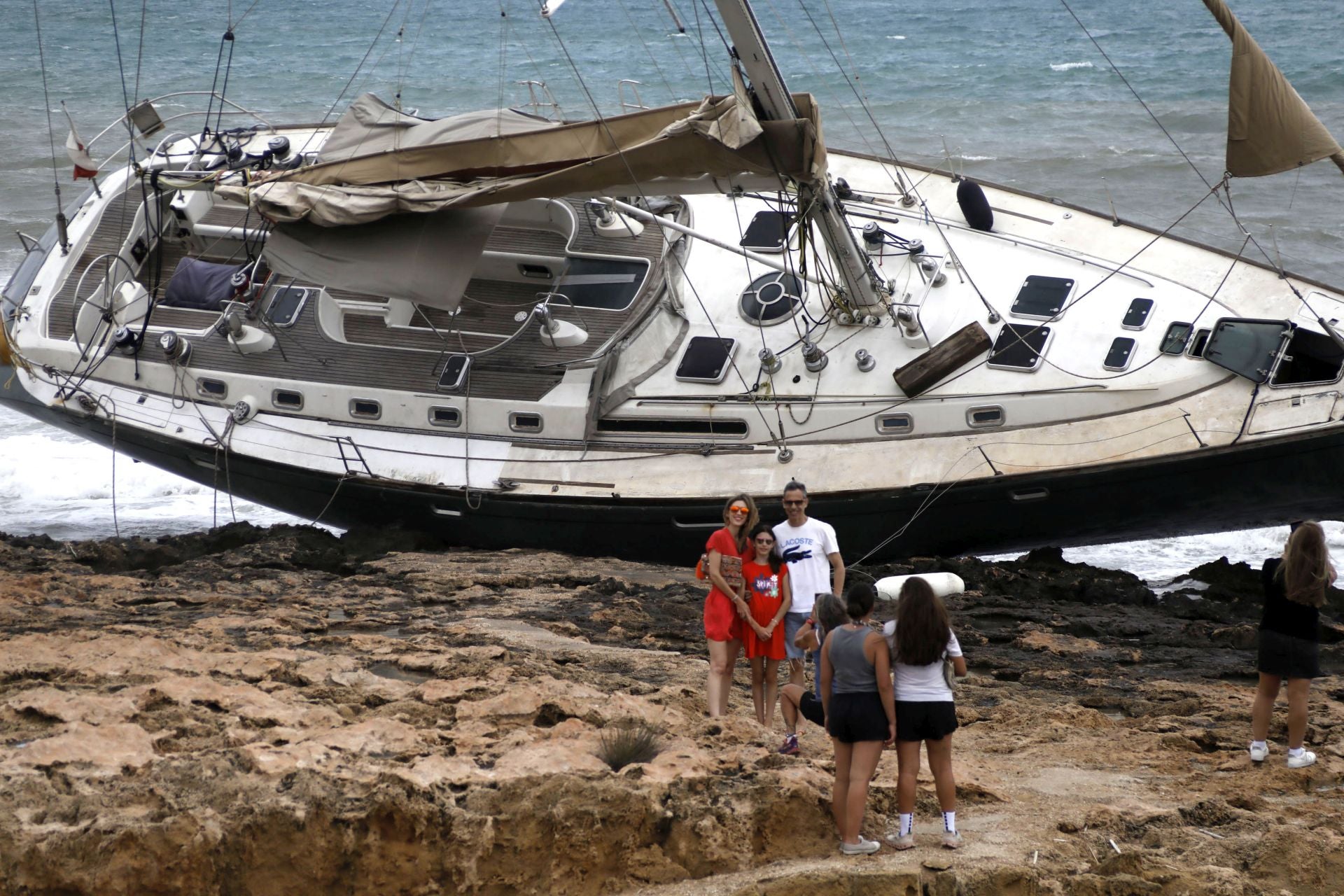 El barco encallado en Jávea se convierte en fenómeno viral