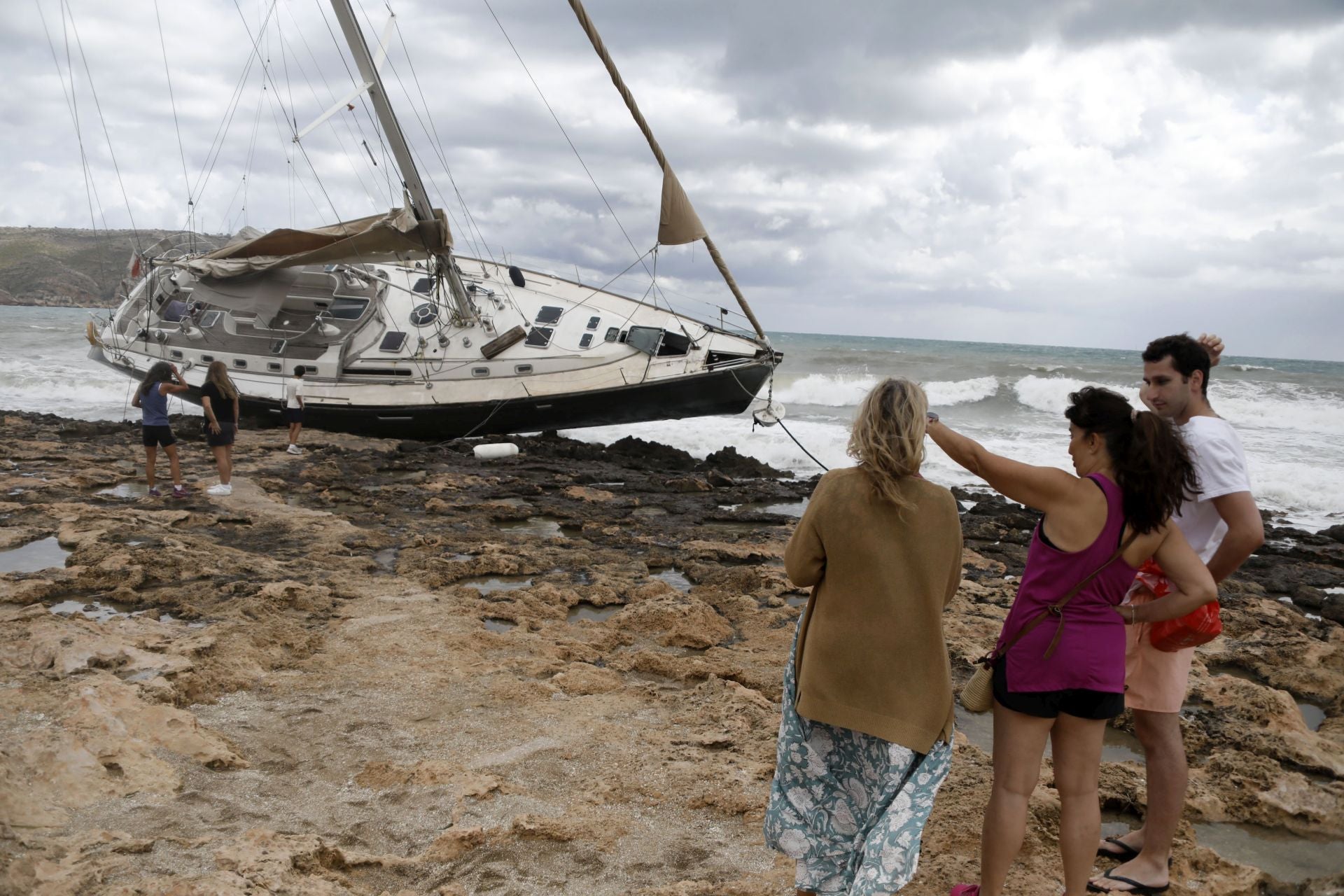 El barco encallado en Jávea se convierte en fenómeno viral