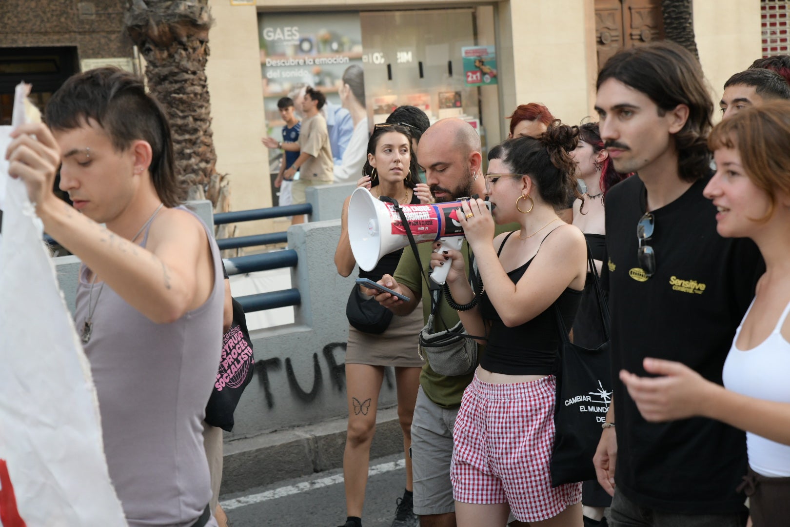 Un millar de personas clama contra la turistificación en Alicante