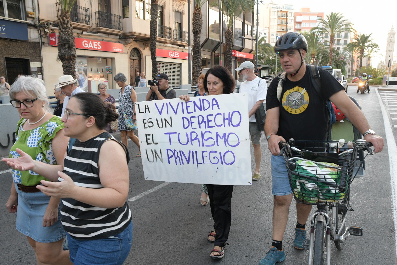 Un millar de personas clama contra la turistificación en Alicante