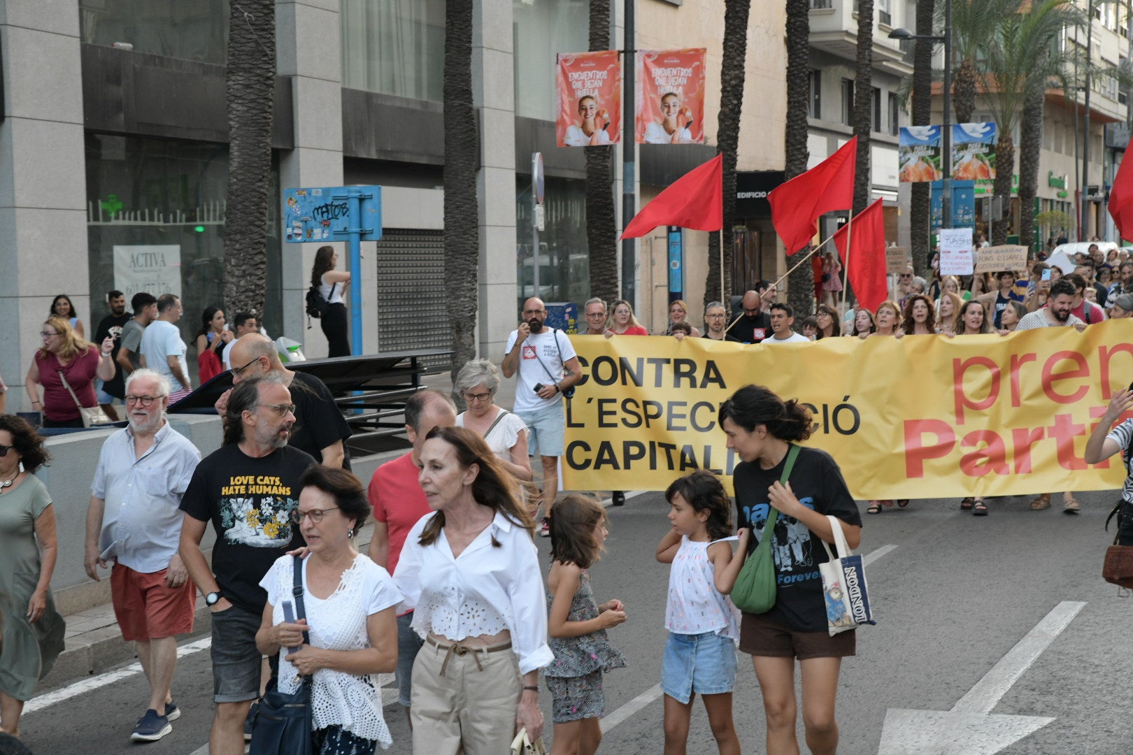 Un millar de personas clama contra la turistificación en Alicante