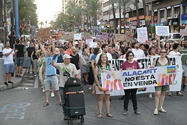 Un millar de personas clama contra la turistificación en Alicante