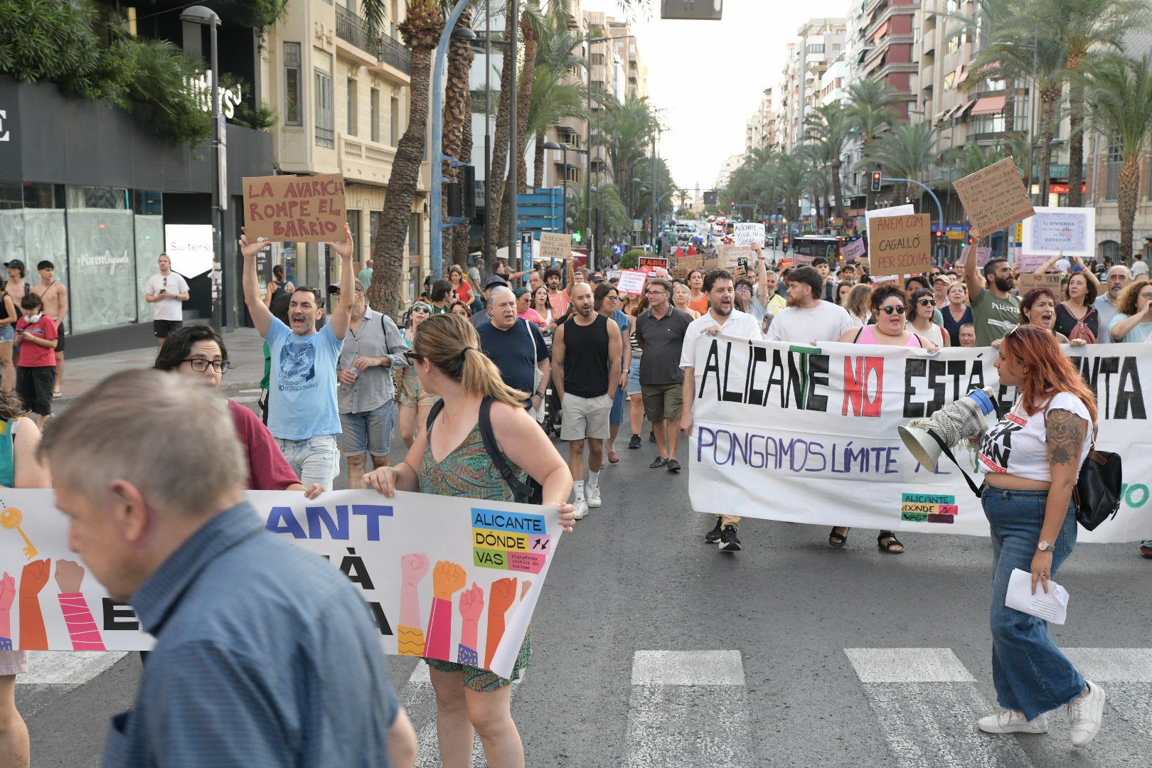 Un millar de personas clama contra la turistificación en Alicante