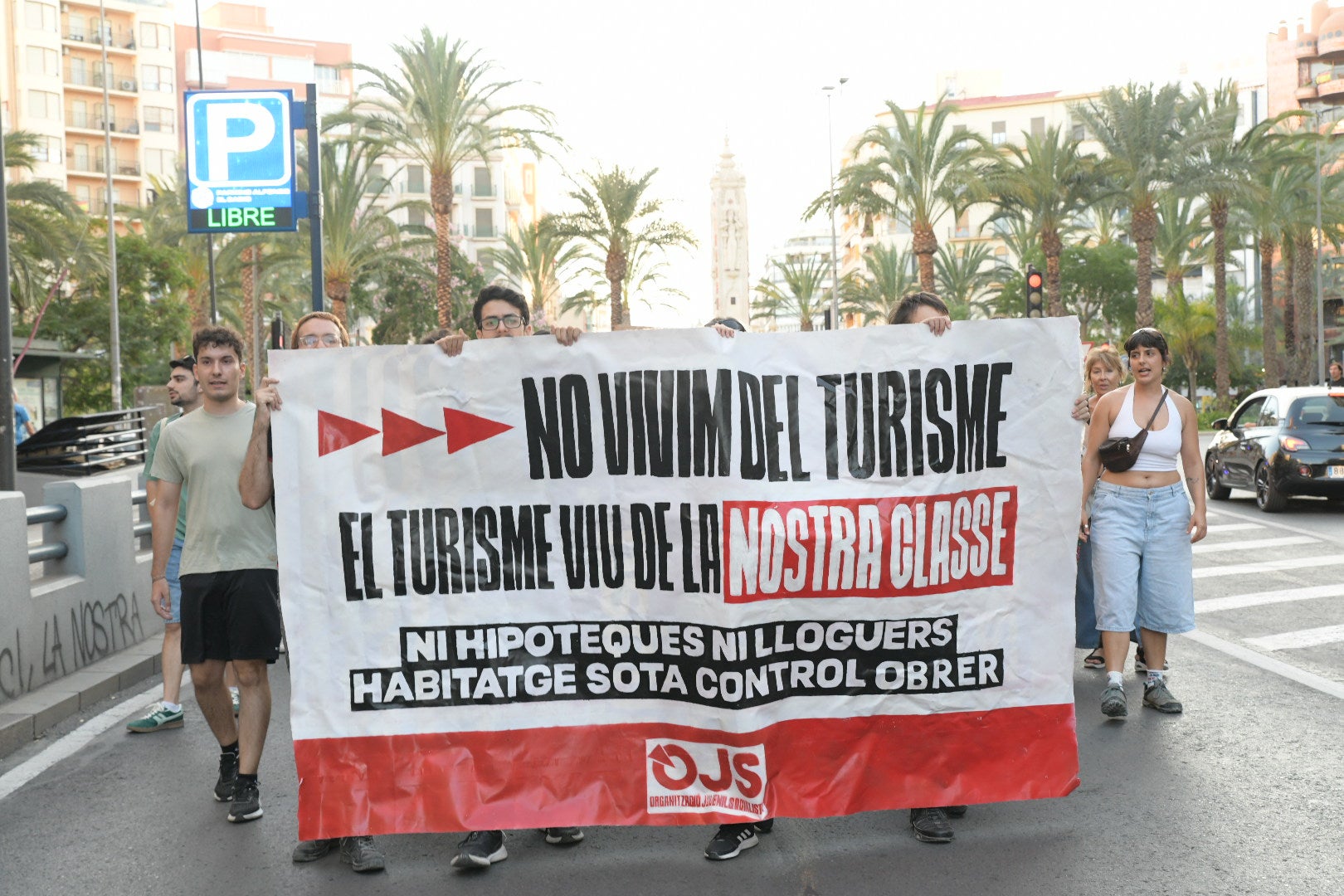 Un millar de personas clama contra la turistificación en Alicante