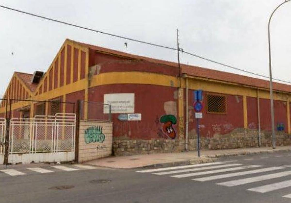 Naves de Amaro en el puerto de Alicante.