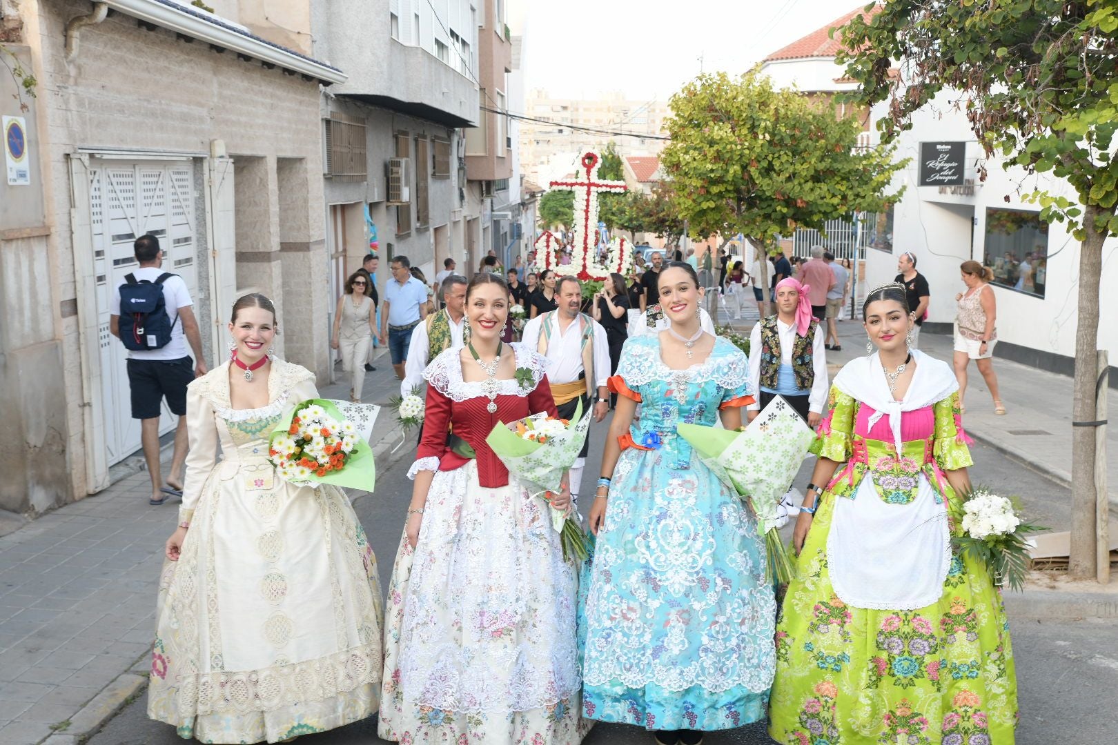 La ofrenda floral llena las calles del barrio de San Gabriel