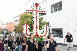 La ofrenda floral llena las calles del barrio de San Gabriel