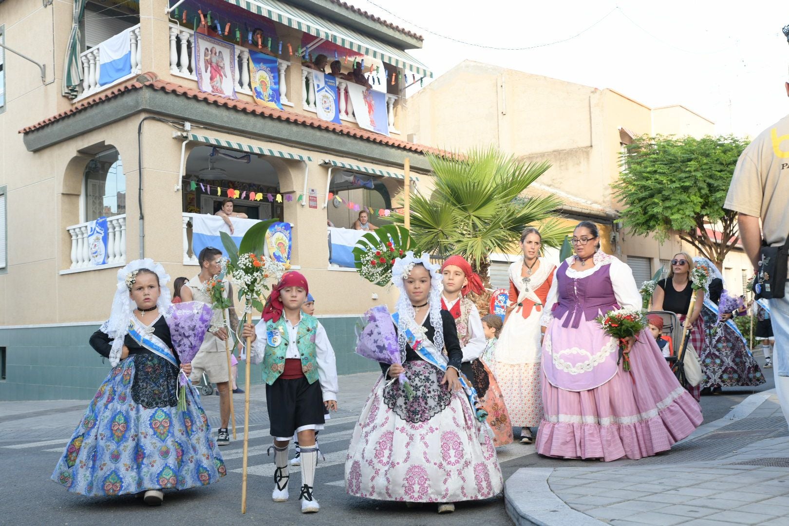 La ofrenda floral llena las calles del barrio de San Gabriel