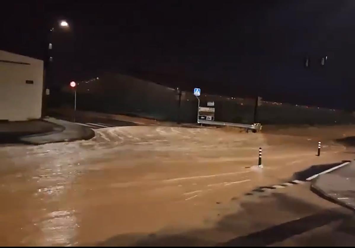 El agua baja por las calles de Pilar de la Horadada.
