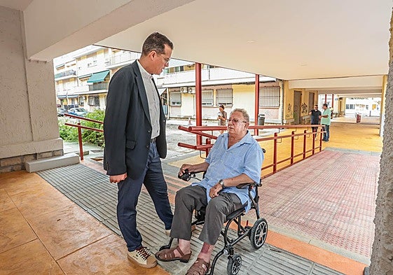 El alcalde de Elda junto a un vecino de la localidad con movilidad reducida.