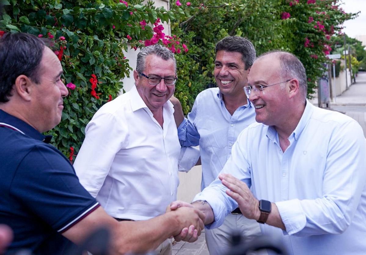 The Secretary-General of the PP, Miguel Tellado, greets Juanfran Pérez, in the presence of Toni Pérez and Carlos Mazón.