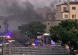 Intensa humareda tras el fuego.