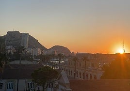 Amanecer en la ciudad de Alicante este sábado.