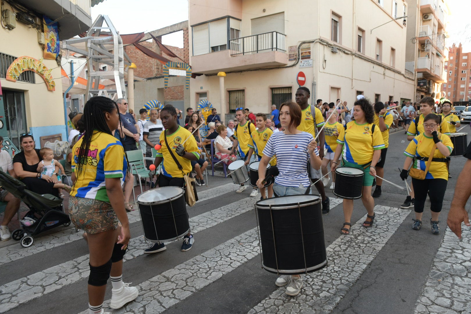 La fiesta sigue en San Gabriel: desfiles centenarios por el barrio